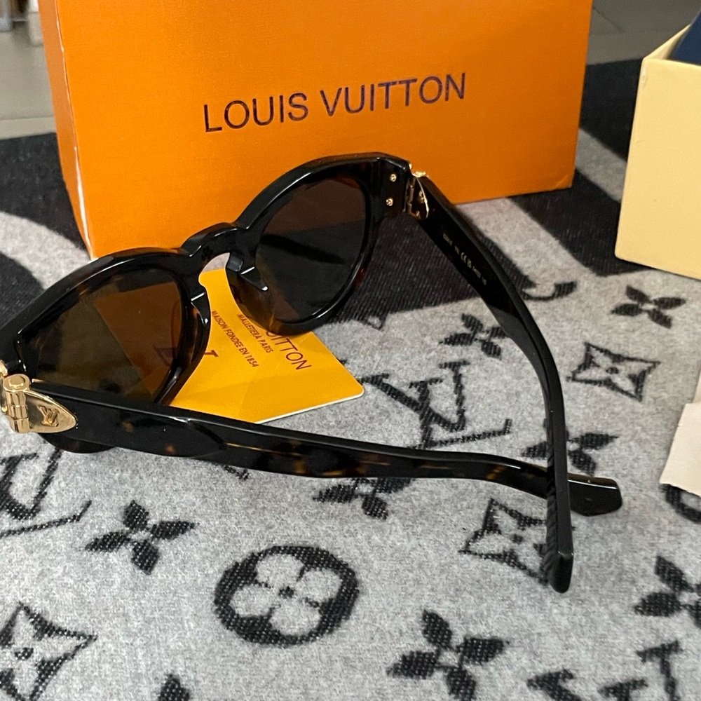 Louis Vuitton Black and Gold Sunglasses - Picture 2 of 6